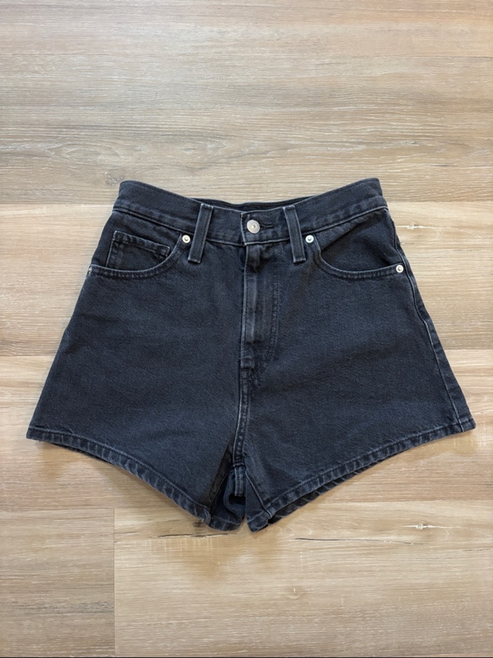 LEVIS HIGH WAISTED MOM SHORTS